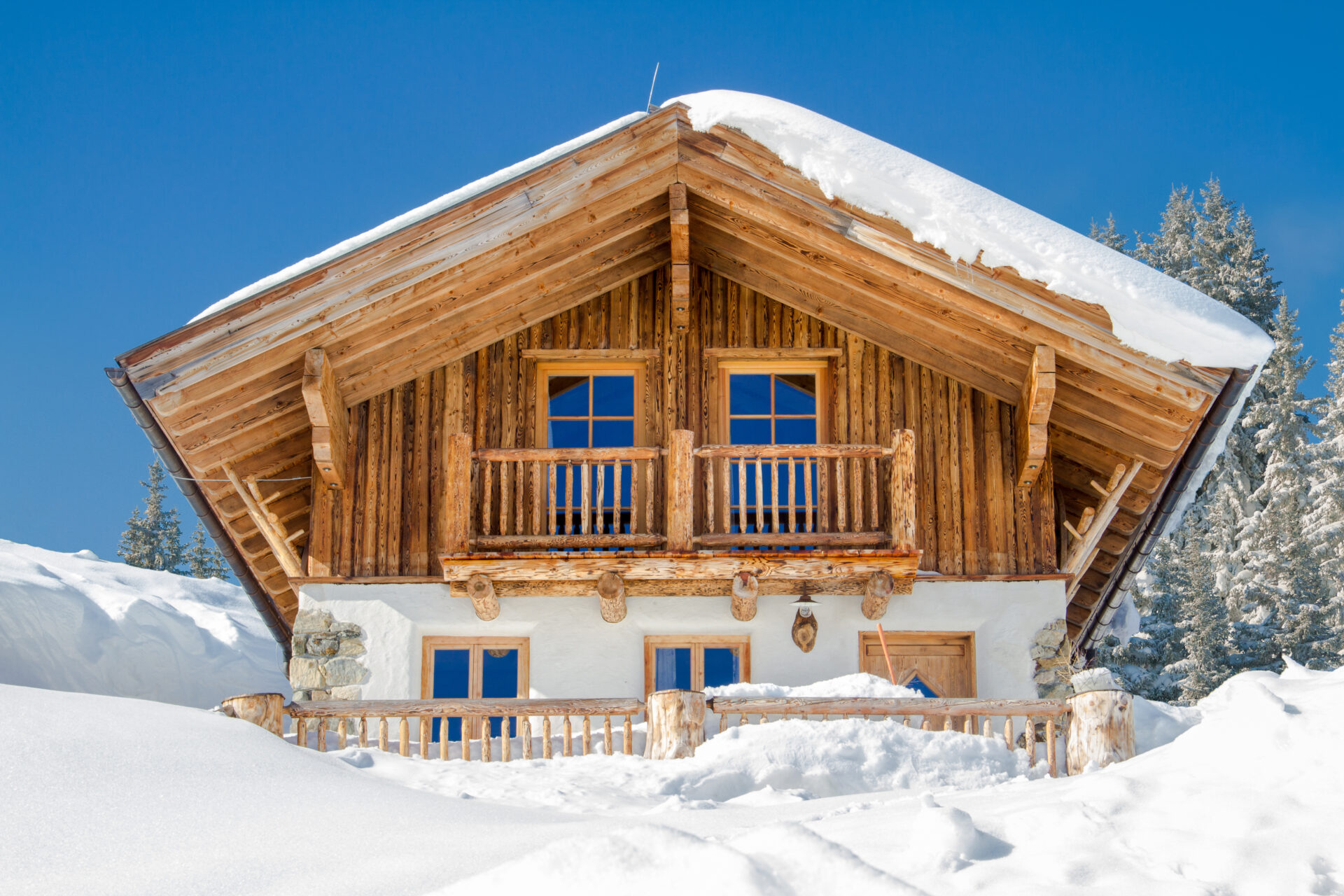 Petit chalet avec une grande baie vitrée et une cheminée. Idéal pour les vacances entre amis.